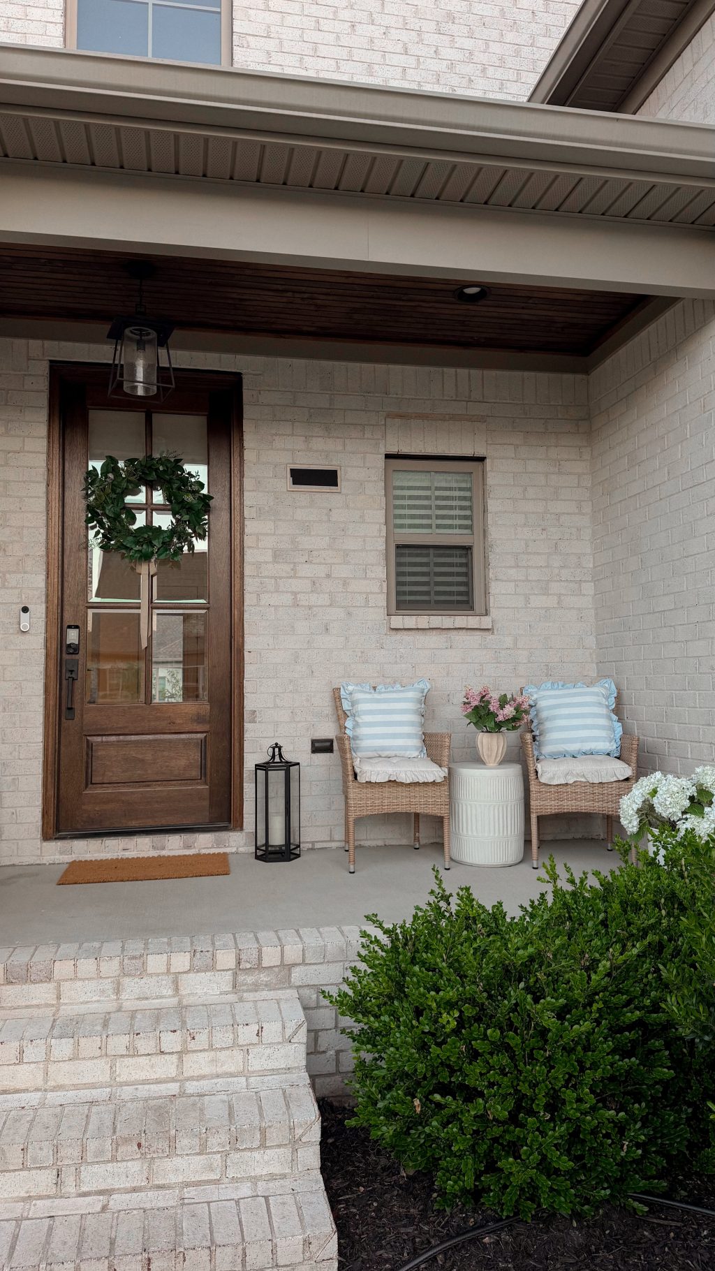 spring outdoor decor ideas with neutral patio styling