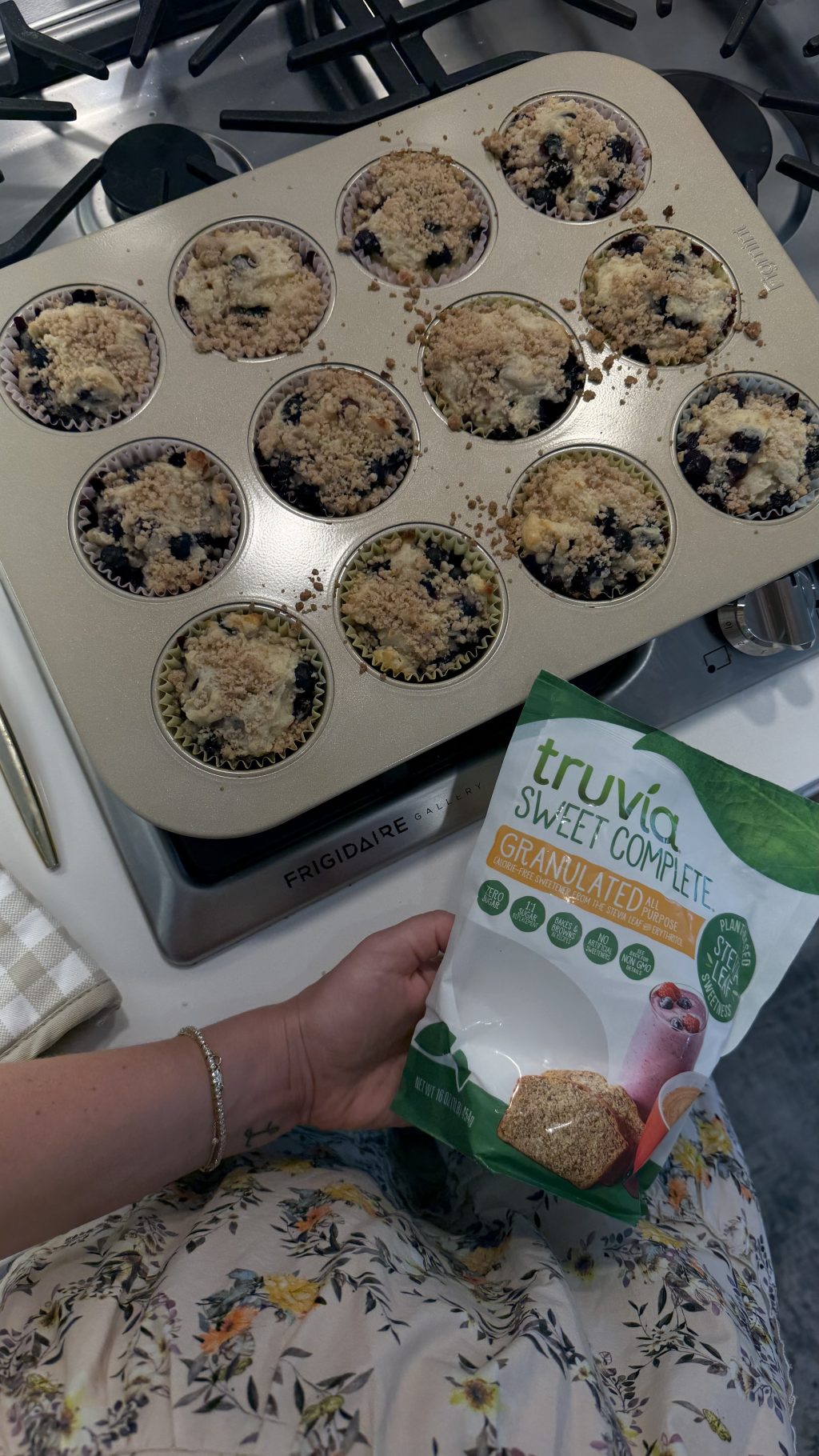 Soft homemade blueberry muffins with fresh blueberries and a cinnamon crumble topping.